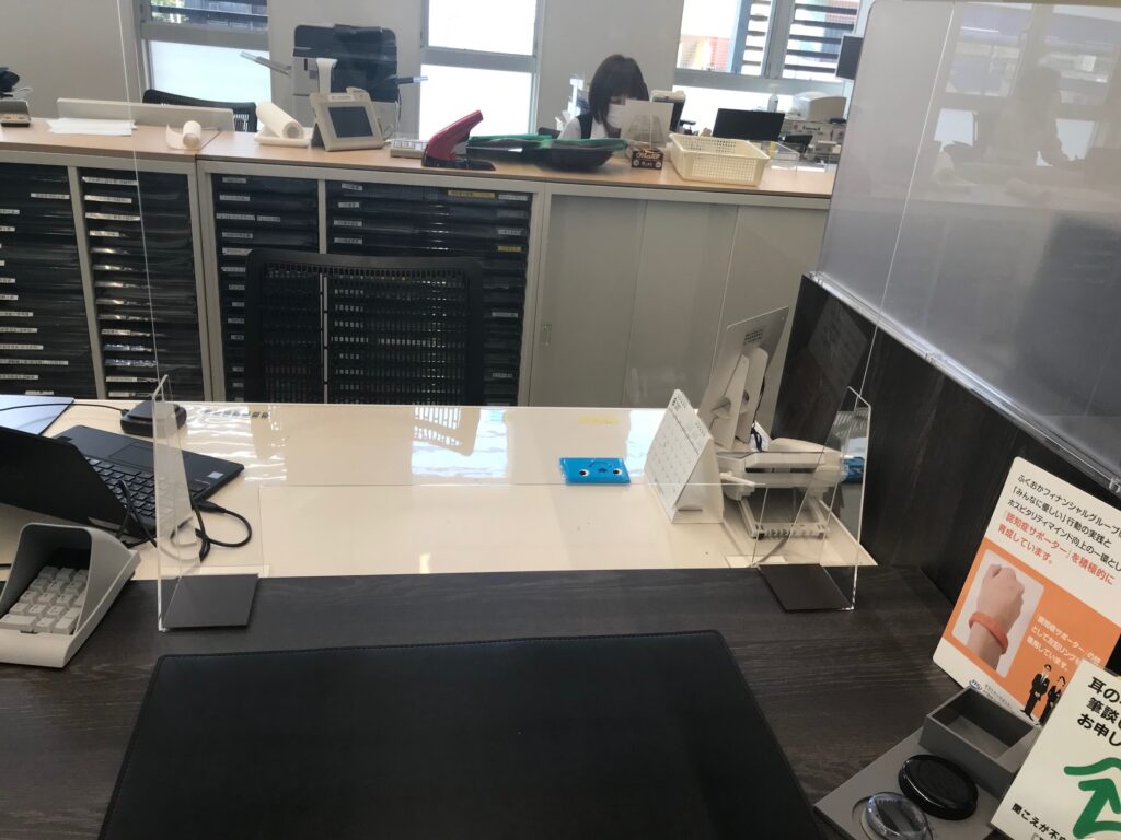 福岡銀行 様 アクリル衝立写真4